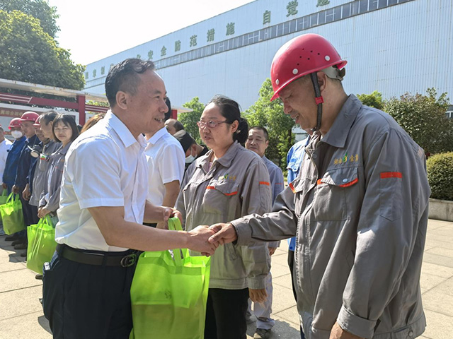 夏日炎炎，領導為職工送“清涼”